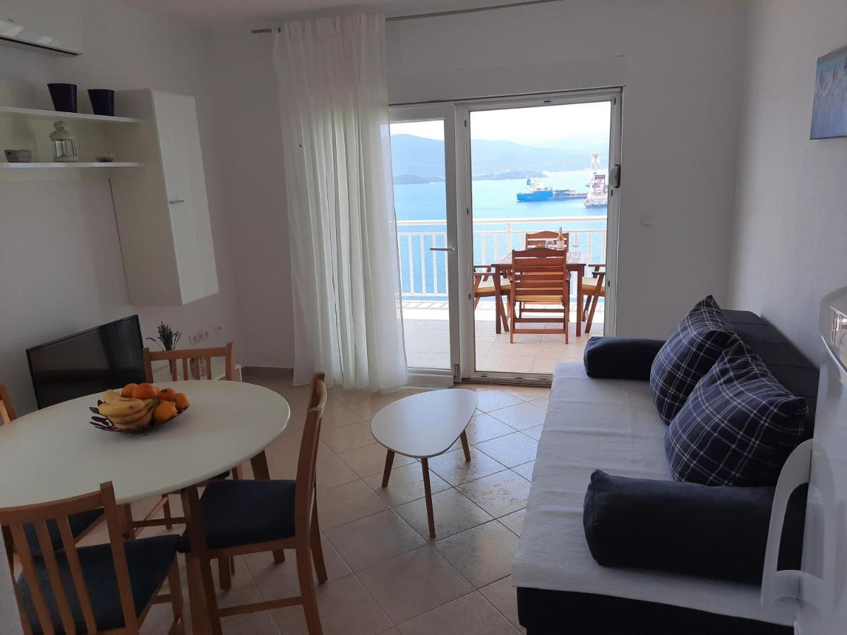 Bella Vista Apartment Komarna Bagian luar foto