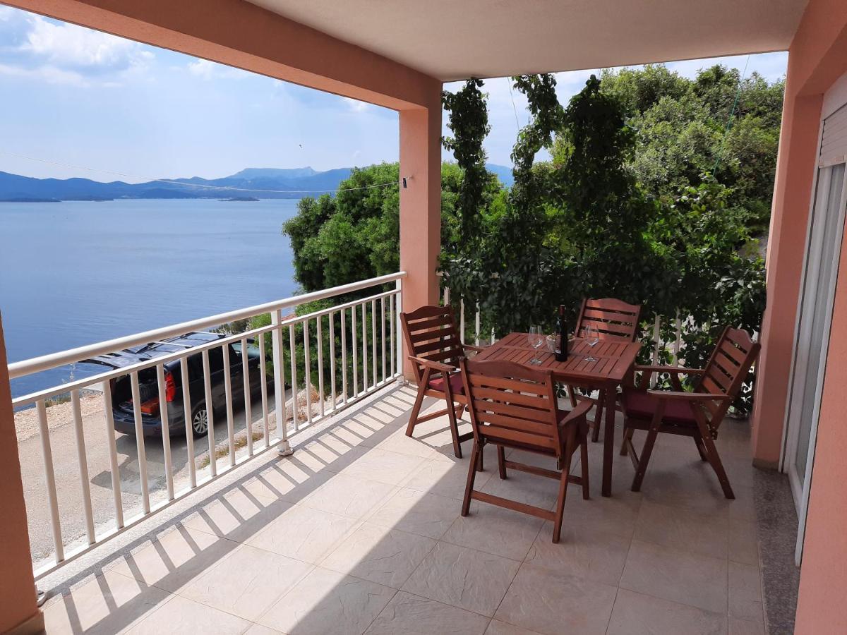Bella Vista Apartment Komarna Bagian luar foto