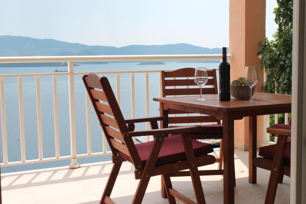 Bella Vista Apartment Komarna Bagian luar foto