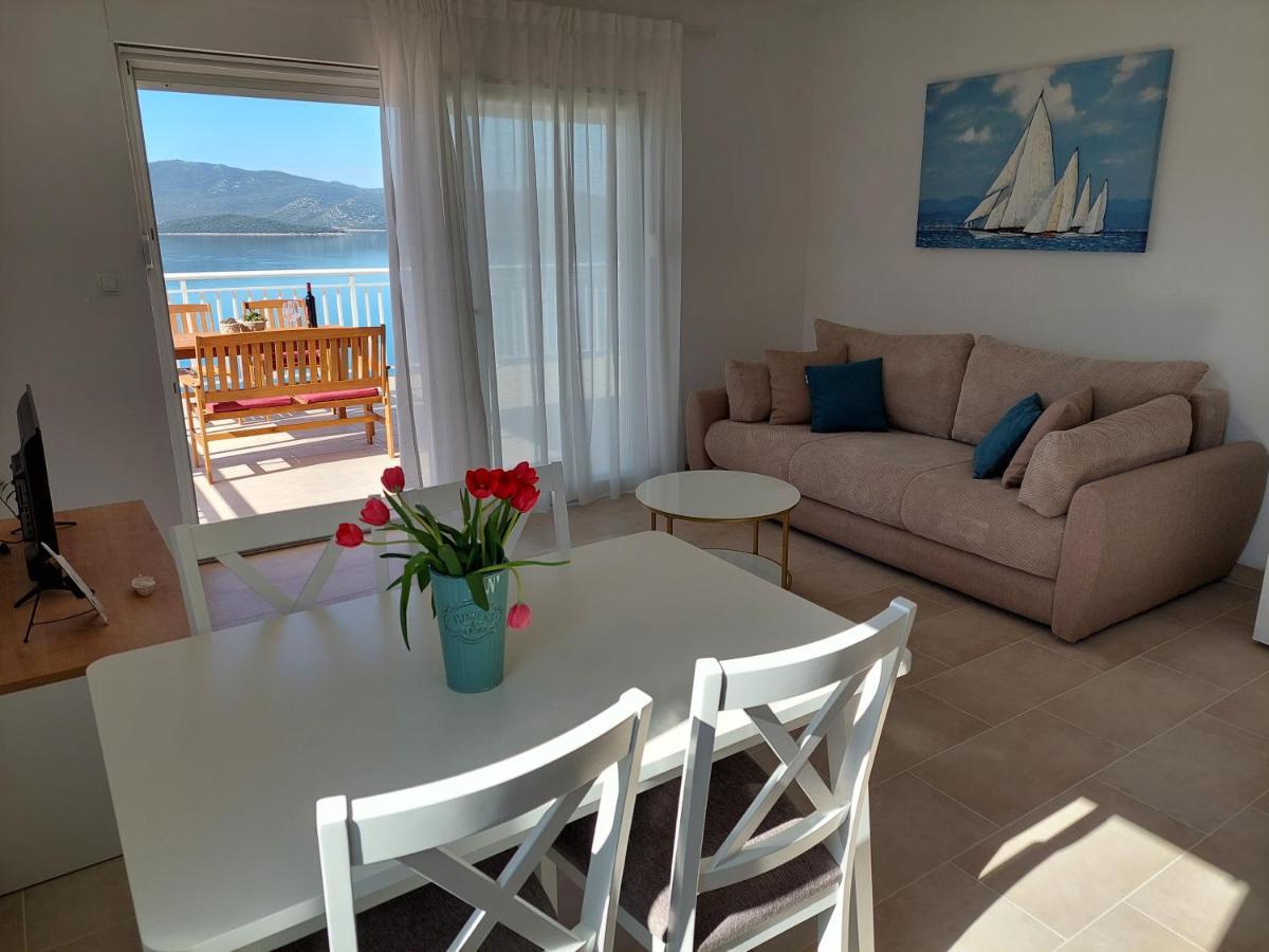Bella Vista Apartment Komarna Bagian luar foto
