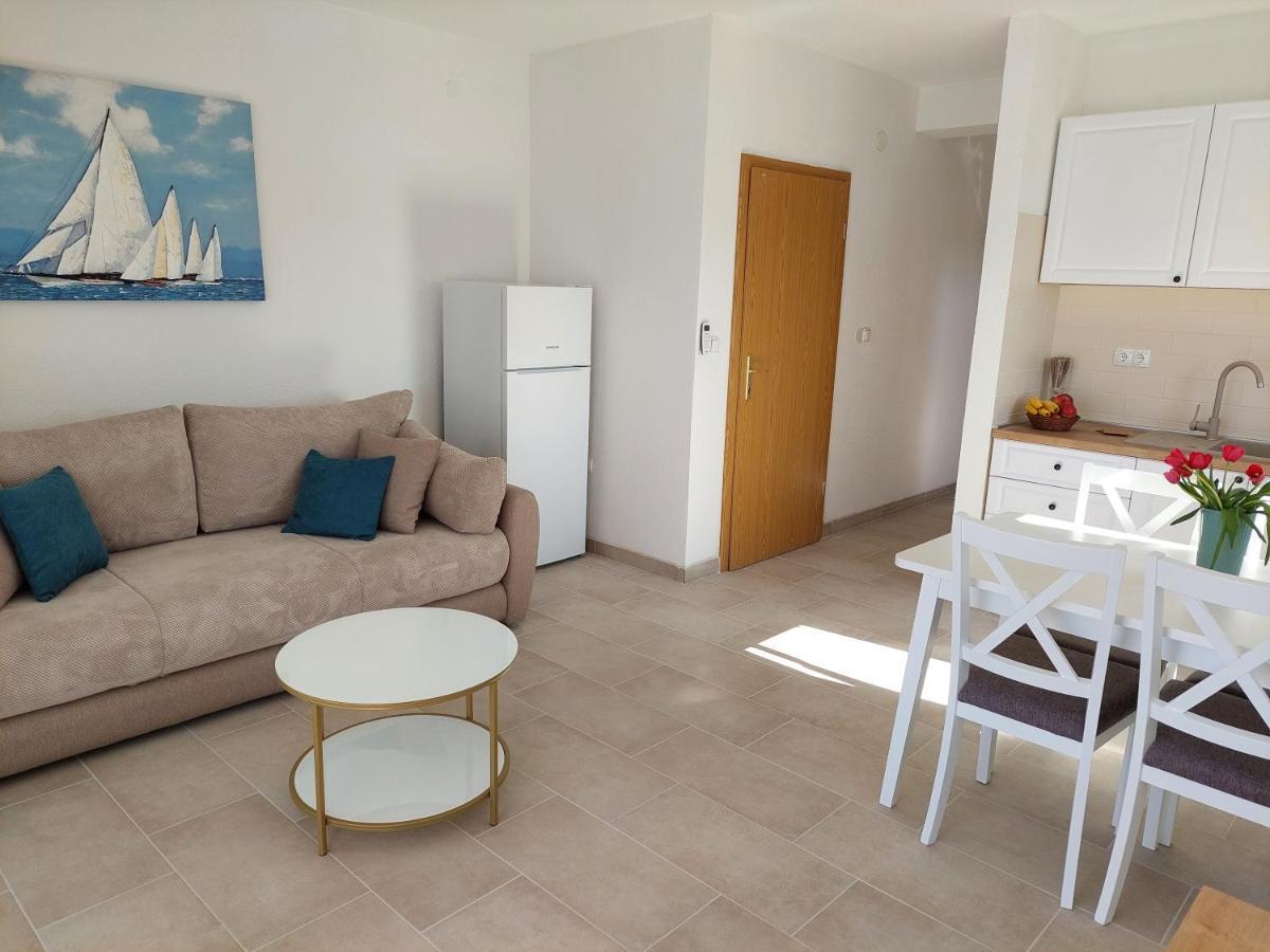 Bella Vista Apartment Komarna Bagian luar foto