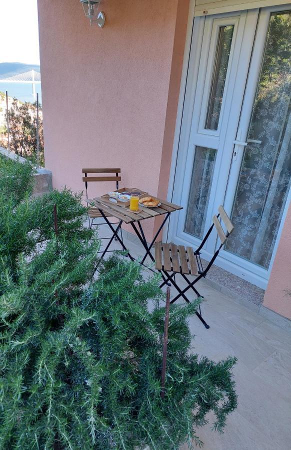 Bella Vista Apartment Komarna Bagian luar foto