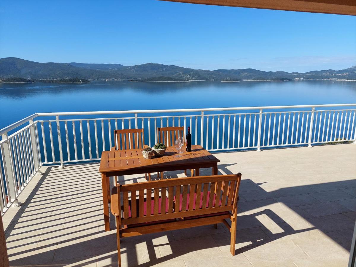 Bella Vista Apartment Komarna Bagian luar foto