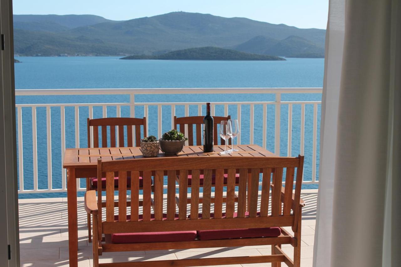 Bella Vista Apartment Komarna Bagian luar foto