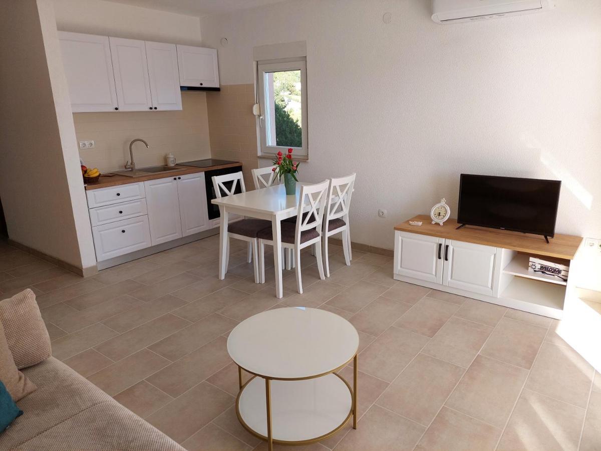 Bella Vista Apartment Komarna Bagian luar foto