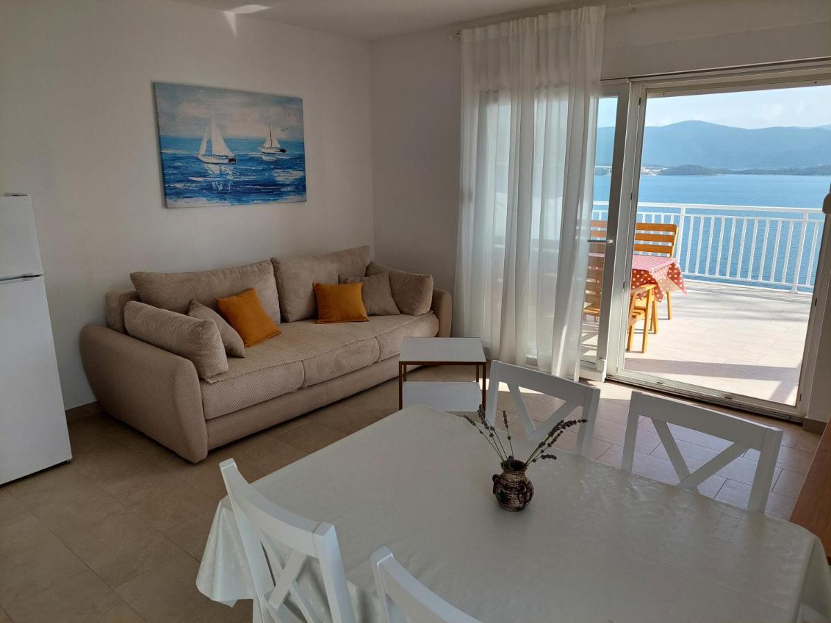 Bella Vista Apartment Komarna Bagian luar foto