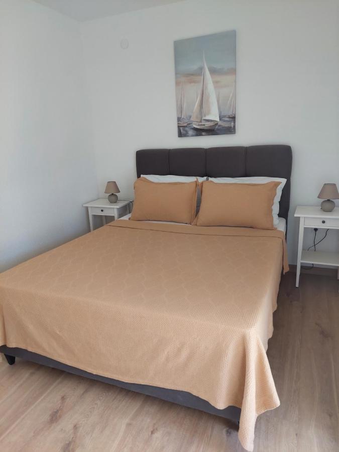 Bella Vista Apartment Komarna Bagian luar foto